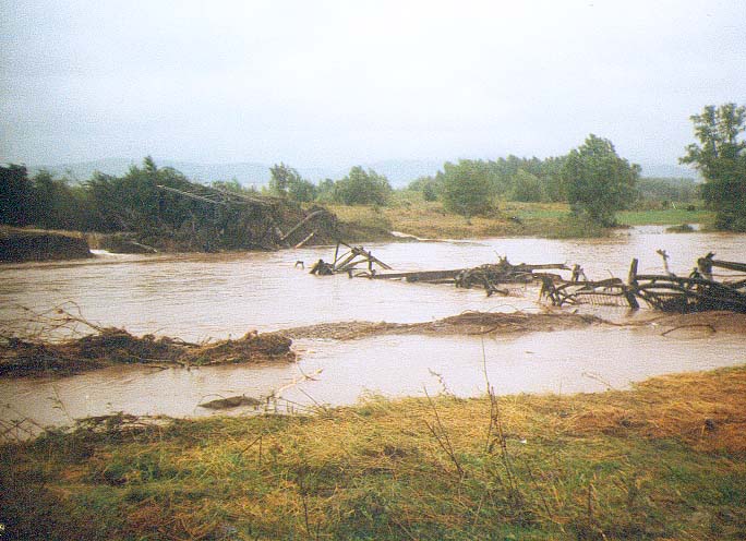 uszkodzony most na rzece Nysa Kłodzka