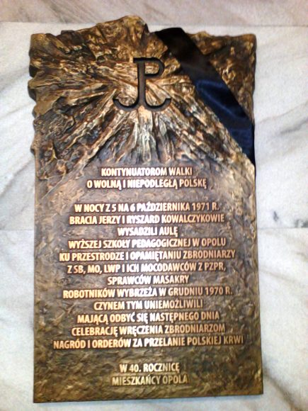 Tablica pamiątkowa poświęcona braciom Kowalczykom w Urzędzie Wojewódzkim w Opolu