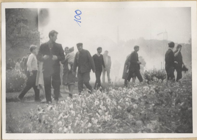 Fot. 5. Ucieczka ludzi przed petardami z gazem łzawiącym.