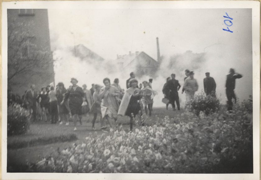 Fot. 6. Ucieczka ludzi przed patardami z gazem łazwiącym