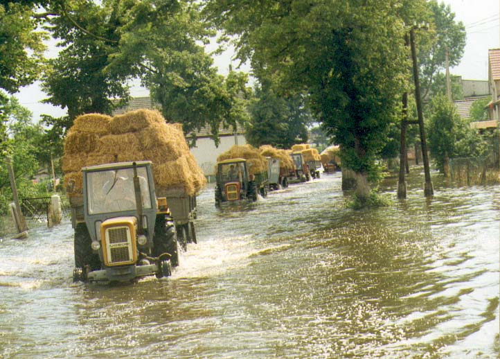Pomoc rolników z Lipek dla Szydłowic 16.07.1997