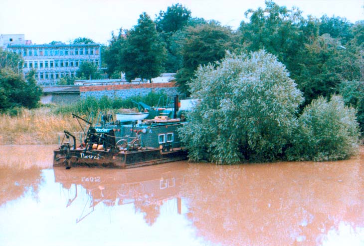 Przepływ barki w Brzegu